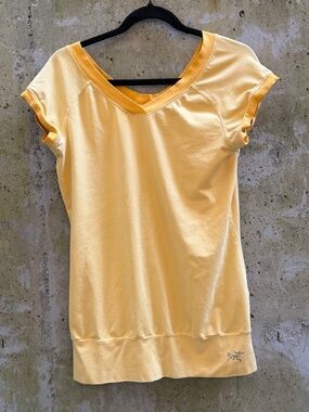Arcteryx Vintage Yellow V-Neck Top, Sz Large❤️